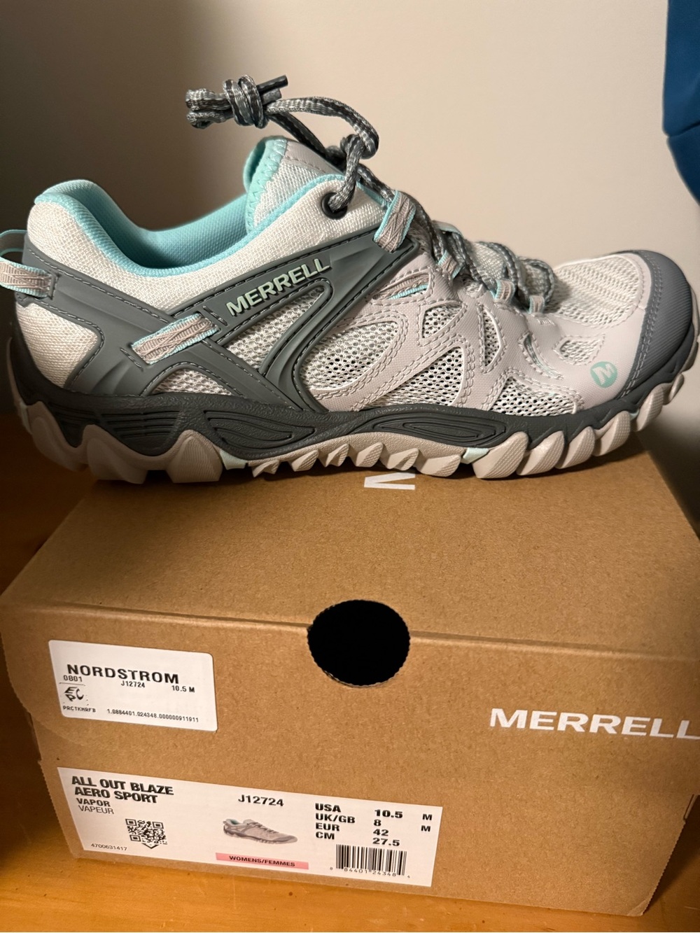 BNIB - NEW! Merrell women's trail sneaker in light gray and teal